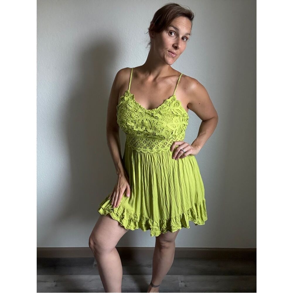 Dokuritu Crochet Ruffle Dress Smocked Stretch Medium Chartreuse Green Beach
